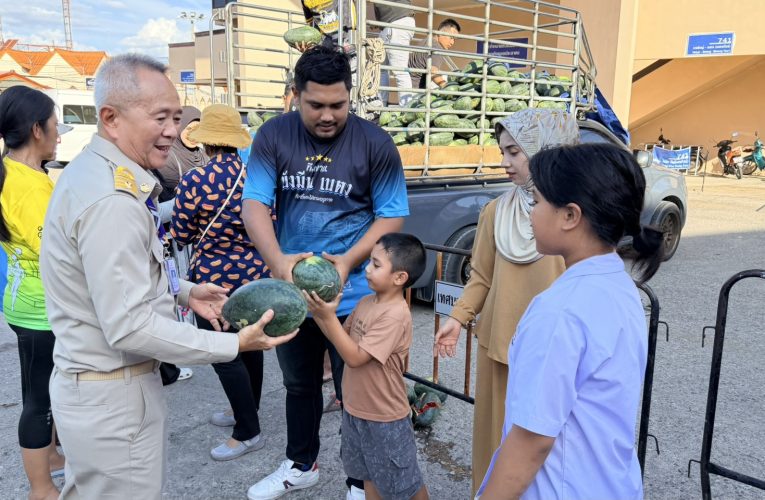 ยะลากลุ่มผู้ค้าผลไม้ส่งออกแจกแตงโมงฟรี กว่า 4 ตัน ร่วมทำบุญแบ่งปันในเดือนรอมฎอน