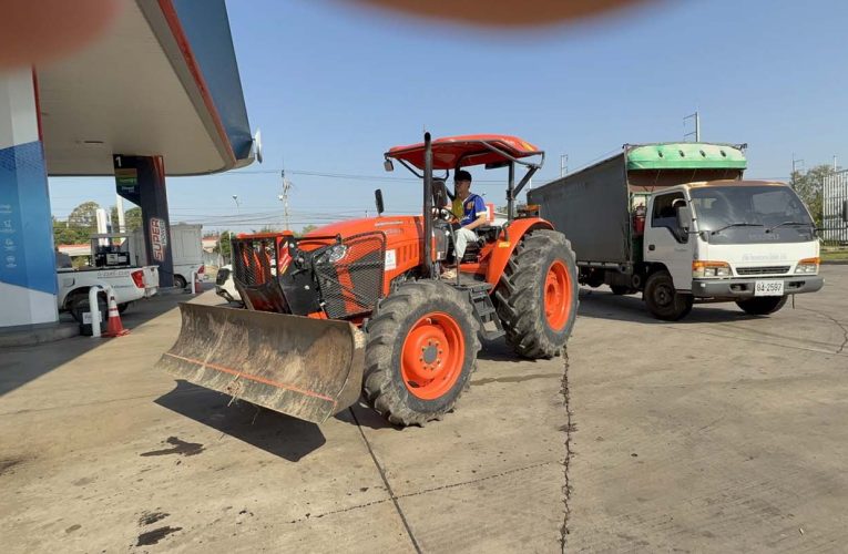 มุกดาหาร ประชาชนแห่เติมน้ำมันรอคิวที่ยาวเหยียดและปั๊มจำกัดยอดเติม