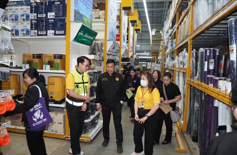 แม่ฮ่องสอน ผู้ว่าราชการจังหวัดแม่ฮ่องสอน พร้อมด้วยหน่วยงานที่เกี่ยวข้องลงพื้นที่ ติดตามสถานการณ์ราคาสินค้าอุปโภค บริโภค น้ำมันเชื้อเพลิง และราคาสินค้าวัสดุก่อสร้าง พร้อมขอความร่วมมือติดป้ายแสดงราคาให้ชัดเจน และเน้นย้ำห้ามฉวยโอกาสขึ้นราคา และห้ามกักตุนสินค้า