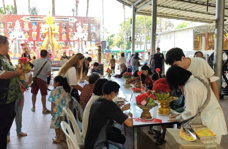 ปทุมธานี ท้าวเวสฯให้โชคแม่ค้าออนไลน์ 4 งวดติดค้าขายได้ยอดเกือบล้านต่อเดือน พ่อปู่ดอนใหญ่ดีให้โชคตลอดทั้งปี