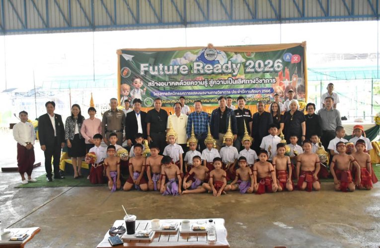 กาญจนบุรี “บิ๊กเปี๊ยก” นายกเล็กเมืองกาญจน์ ประธานเปิดงานวิชาการโรงเรียนเทศบาล3 อย่างอบอุ่น แถมสร้างเสียงหัวเราะจากช่วงพิธีเปิดที่เปเปอร์ชูตมือถือไม่ทํางานจากการหมุนของนักเรียน ที่ช่วยกันแก้ปัญหาเฉพาะหน้าจนลุล่วงไปด้วยดี สร้างเสียงตบมือและรอยยิ้มอย่างดังสนั่นตลอดงาน