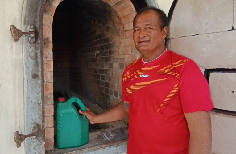 จ.จันทบุรี สัปเหร่อเดือดร้อนห้ามซื้อน้ำมันใส่แกลลอนกระทบวงการเผาศพ ปั๊มหลอดในหมู่บ้านขาดแคลนหาน้ำมันเผ่าศพวุ่น