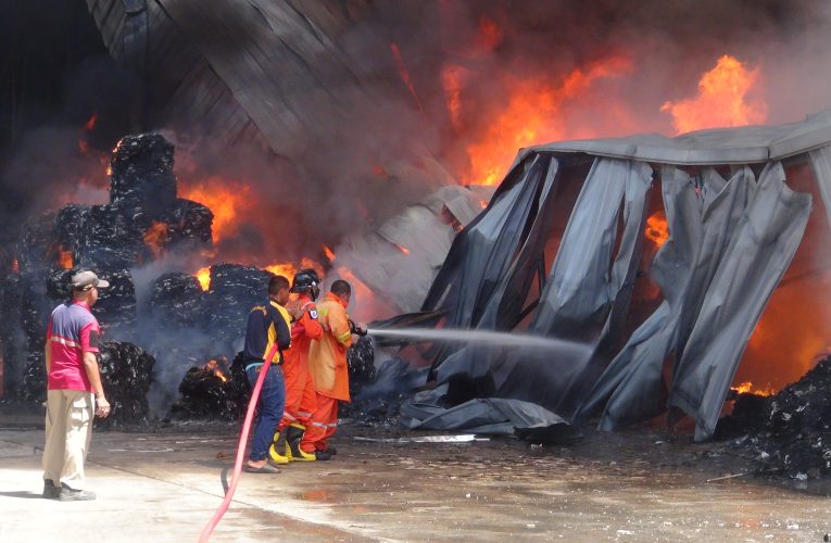 ยะลาเพลิงไหม้โรงงานขยะรีไซเคิลเทศบาลเมืองเบตง ไฟลุกแรง ควันพวยพุ่ง ระทึกอยู่ใกล้สวนทุเรียนสวนยาพารา