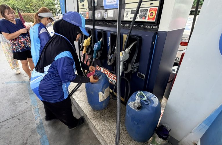 ยะลาประชาชนแห่เติมน้ำมันคิวยาวหลังมาตรการตรึงราคาสิ้นสุดลงและน้ำมันมีไม่เพียงพอต่อความต้องการจำกัดเติมคันละ1,000 บาท