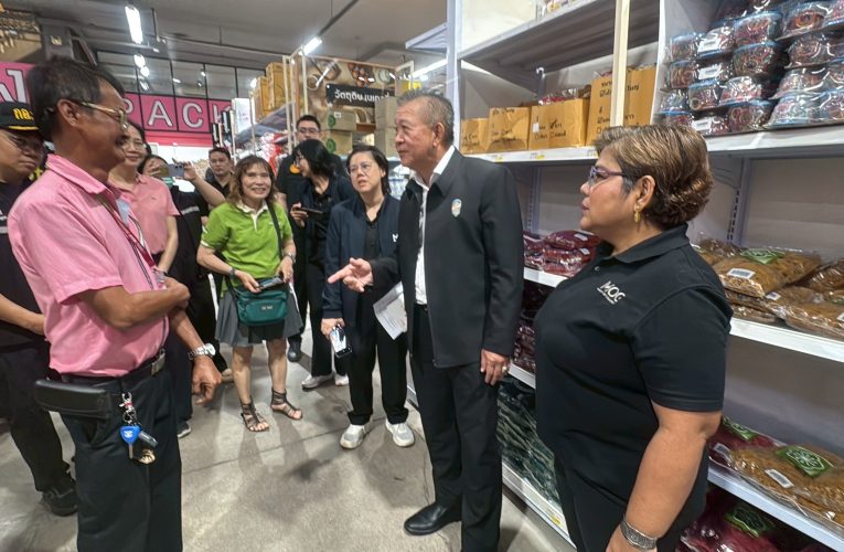 พาณิชย์ระยอง ตรวจเข้มร้านค้าส่ง-ปลีกป้องกันการกักตุนสินค้า และฉวยโอกาสขึ้นราคา กระทบค่าครองชีพ ปชช. ช่วงราคาน้ำมันปรับตัวสูงขึ้น