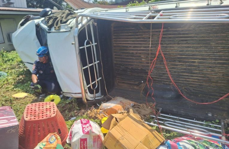 ลูกชายขับรถกระบะจากชุมพร พาแม่ไปโอนที่ดินชัยภูมิ จู่ๆรถเสียหลักชนเสาไฟแรงสูงพลิกคว่ำแม่ดับอนาถ