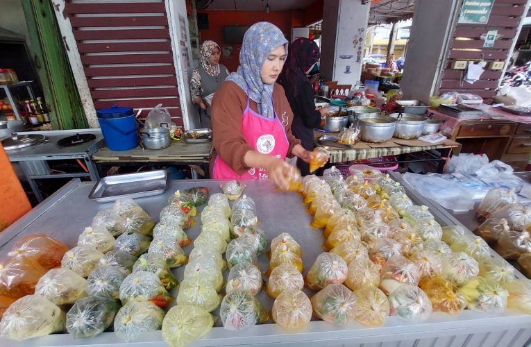 ยะลาแม่ค้าแกงถุง 20 บาท ตรึงราคาสู้ของแพง! เจ้าของร้านเผย ลูกค้าแห่อุดหนุนแน่นทุกวัน