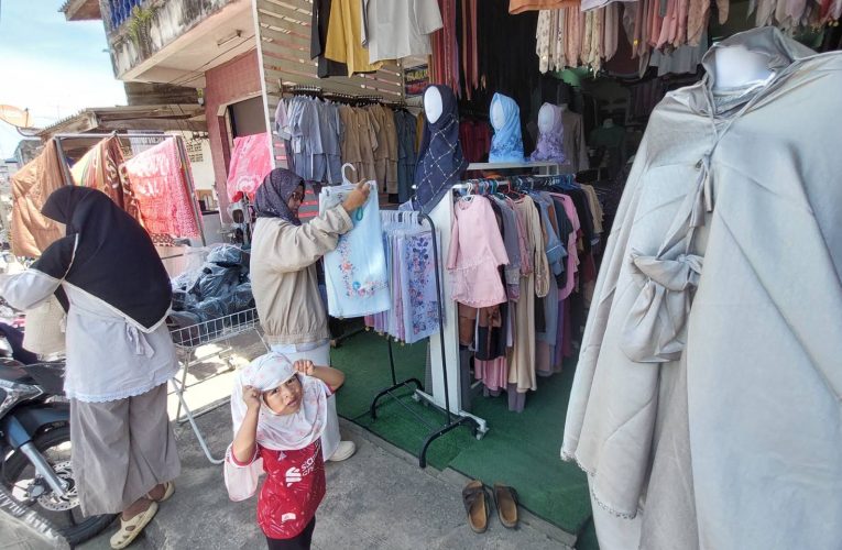 ยะลายอดขายตกพิษเศรษฐกิจแม่ค้าจำหน่ายเสื้อผ้ามุสลิมเบตงครวญแม้ใกล้เทศกาลวันอิดิ้ลฟิตรี ยังไม่คึกคักเหมือนปีที่ผ่านมา