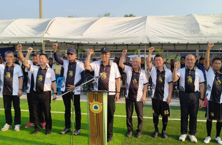 นายวราดิศรฯ ผู้ว่าฯ สิงห์บุรี เป็นประธานเปิด “สนามกีฬาหญ้าเทียม” ต้านภัยยาเสพติด