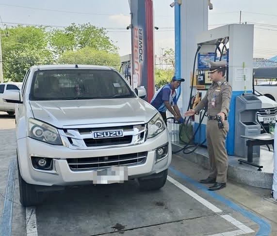 รถติดไม่ต้องห่วง ตำรวจ สภ. ดอนตูมลงพื้นที่ดูแล ผู้ที่มาใช้บริการเติมน้ำมันบริเวณ หน้าปั๊ม