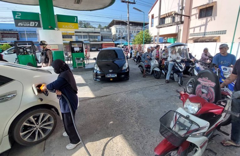 ยะลาชาวไทยมุสลิมเบตงแห่เติมน้ำมันแน่นปั๊มเตรียมรับเทศกาลฮารีรายอ ผู้ประกอบการโอดน้ำมันมีไม่เพียงพอ