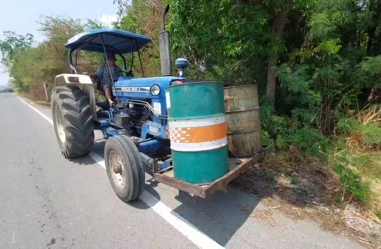 ลพบุรี – ชาวไร่อ้อยโอดรถตัดอ้อยและรถบรรทุกน้ำมันไม่พอขนอ้อยส่งโรงงานที่ใกล้ปิดตัว