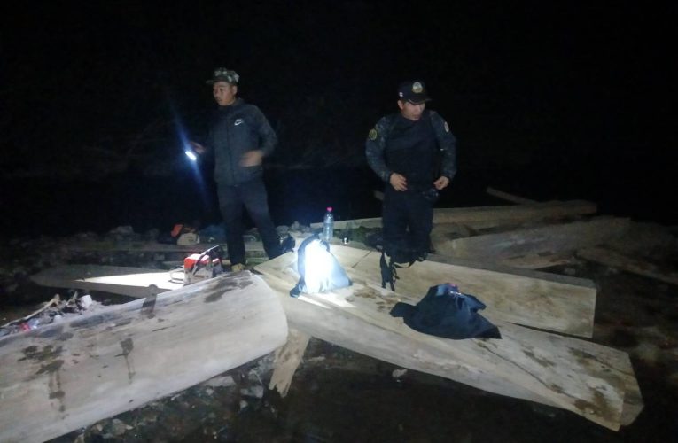 จับลอบแปรรูปไม้สักทองกลางป่าน้ำของ