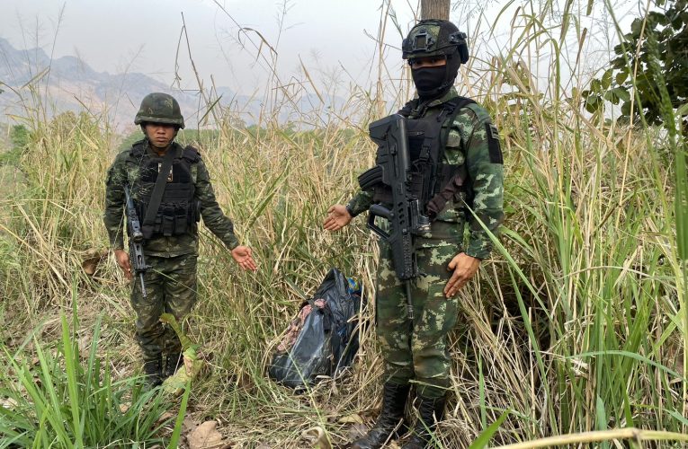 ทหารเดินตรวจขยายรัศมีพื้นที่เพิ่มได้พบยาบ้า2กระสอบห้าแสนเม็ด