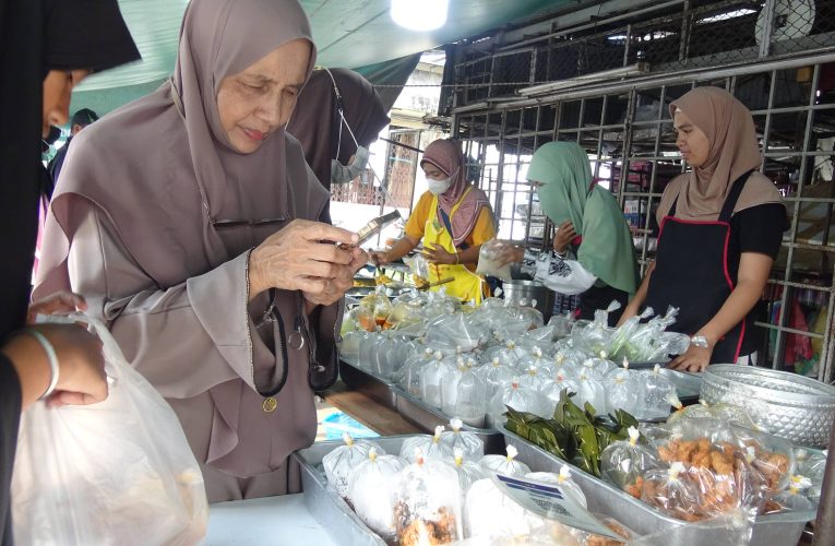 นราธิวาส – ประชาชนปรับตัวรับวิกฤตโลก ดันสินค้าอุปโภคบริโภค ขยับราคาขึ้น หันไปซื้อกับข้าวถุง แทนทำเอง รักษาสมดุลรายรับ-รายจ่าย