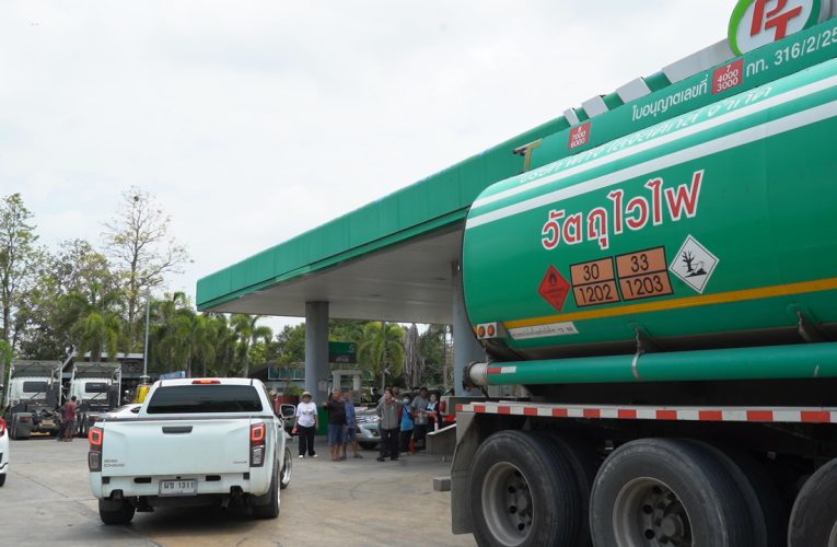 นคนปฐม – ธุรกิจภาคประชาชนหยุดสงักหลังน้ำมันขาดแคลน