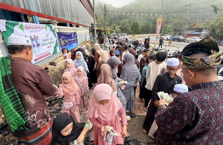 ยะลา – ชาวไทยมุสลิมเบตงร่วมละหมาดเนื่องในวันฮารีรายออีฎิ้ลฟิตริ