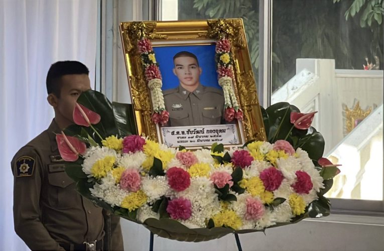 ปทุมธานี ผู้การปทุมธานี พร้อมเพื่อนตำรวจ ร่วมอาลัย รดน้ำศพ สตท.