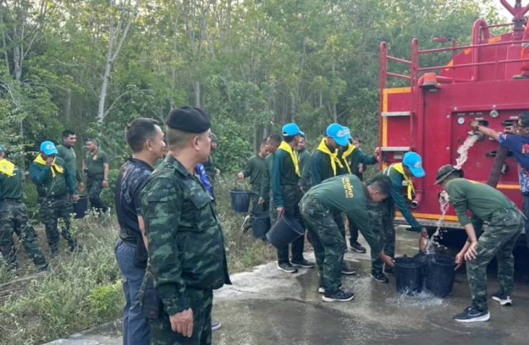 “ไฟป่า” ลามเสียหาย 10 ไร่ ทหาร พัน ร.1 กรม ร.151 ค่ายกัลยาณิวัฒนา จ.นราธิวาส ระดมกำลังรุดเข้าดับ ก่อนยากเกินควบคุม