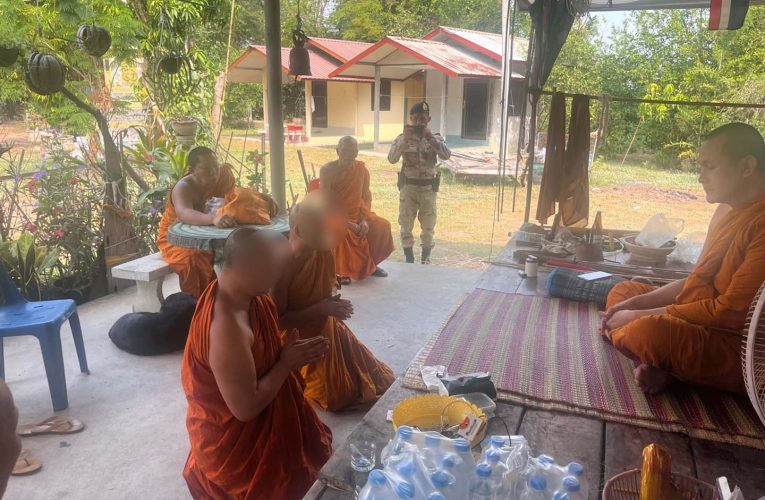 มุกดาหาร ปกครองนิคมคำสร้อยบุกจับพระมั่วสุมเสพยาเสพติด