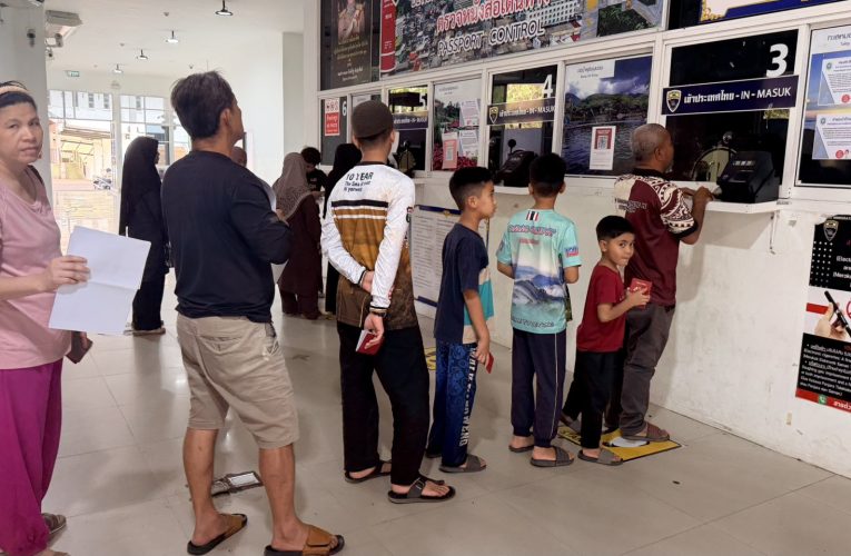 ยะลา ท่องเที่ยวช่วงเทศกาลฮารีรายออำเภอเบตงได้รับผลกระทบจากน้ำมันไม่เพียงพอชาวมาเลเซียงดข้ามแดน