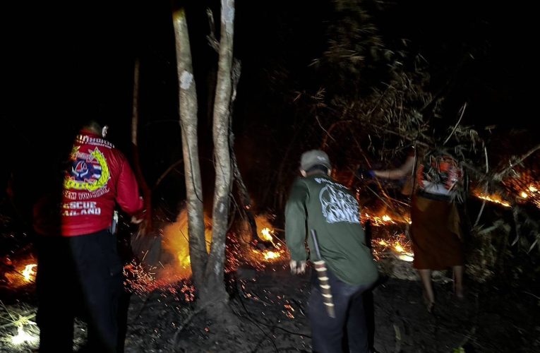 ระทึก! ไฟป่าประชิด “บ้านช้างตระกูลแสน” ห่างไม่กี่ร้อยเมตร –มีช้างจำนวนมาก ระดมกำลังสกัดวุ่น ก่อนคุมเพลิงได้
