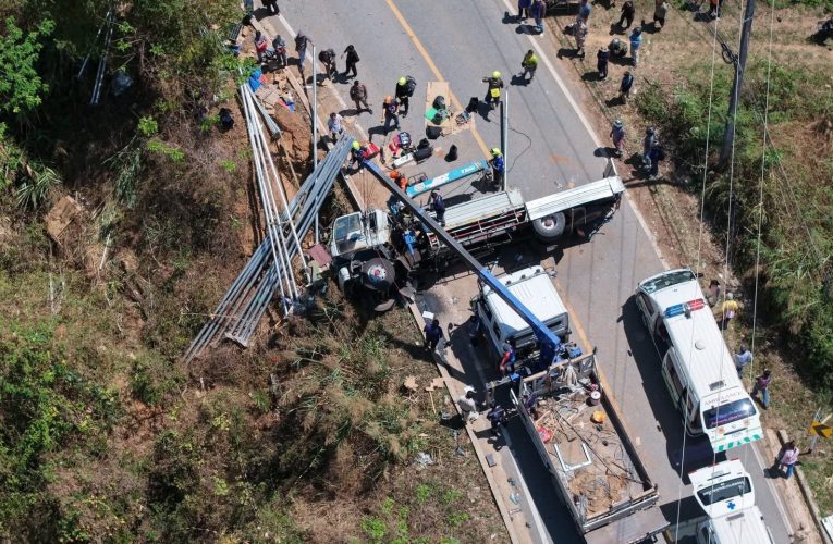 แม่ฮ่องสอน -;รถบรรทุกเสาไฟฟ้าพลิกคว่ำปิดเส้นทางเข้าอำเภอแม่สะเรียง ต้องระดมเปิดทางและช่วยเหลือเร่งด่วน