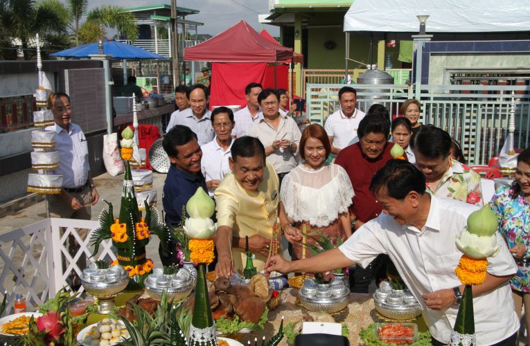 สมุทรปราการ นายก อบจ.จัดพิธีบวงสรวงสิ่งศักดิ์ประจำบ้านและพิธีทำบุญเลี้ยงพระเนื่องในวันคล้ายวันเกิดเพื่อความเป็นสิริมงคล