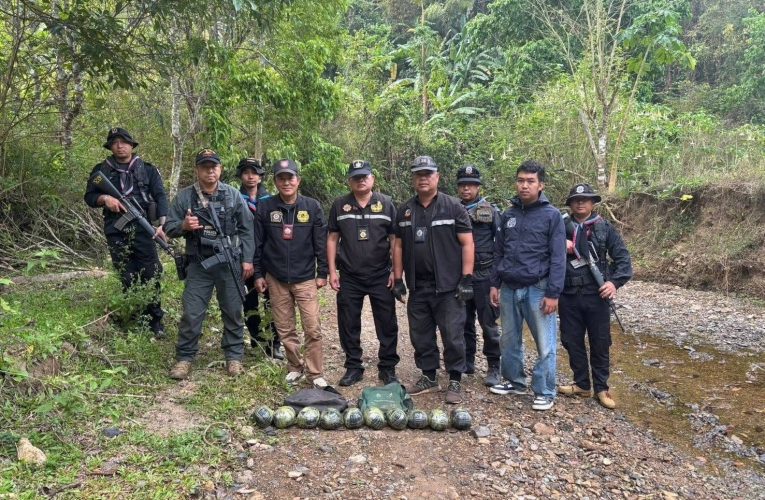 แม่ฮ่องสอน ชุดปราบปรามยาเสพติดแม่ฮ่องสอนสกัดกั้นฝิ่นดิบล๊อตใหญ่ทะลักเข้ามาจากเพื่อนบ้าน ยึดฝิ่นดิบ 16 กิโลกรัม พื้นที่ชายแดนแม่สะเรียง