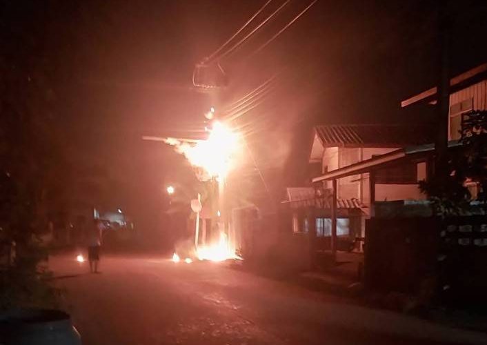 ชัยภูมิ ผวาไฟไหม้สายเคเบิลบนเสาไฟแรงสูงหวิดลามไหม้บ้านเรือนปชช.