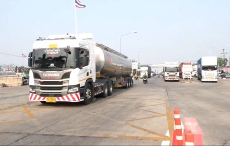 มุกดาหาร รถบรรทุกน้ำมันส่งไปลาวจำนวนมาก สาเหตุรถสะสมตั้งแต่วันศุกร์ เสาร์และอาทิตย์