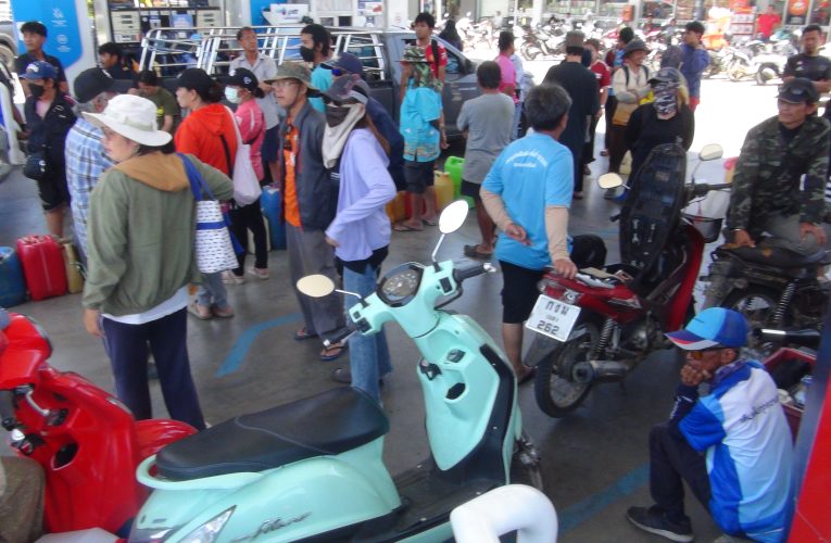 ยะลา น้ำมันปรับราคาขึ้นทุกชนิดประชาชนแห่เติมแน่นปั๊มคิวยาวกว่า 1 กิโลศุลกากรเข้มหลังน้ำมันถูกกว่ามาเลเซีย