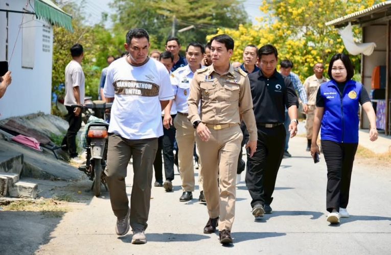 สมาชิกสภาผู้แทนราษฎรจังหวัดนครปฐม ทั้ง 2 เขต ลงพื้นที่มอบรถนั่งคนพิการ (วีลแชร์) และข้าวสารอาหารแห้งให้กลุ่มเปราะบางและ ผู้พิการ ในพื้นที่