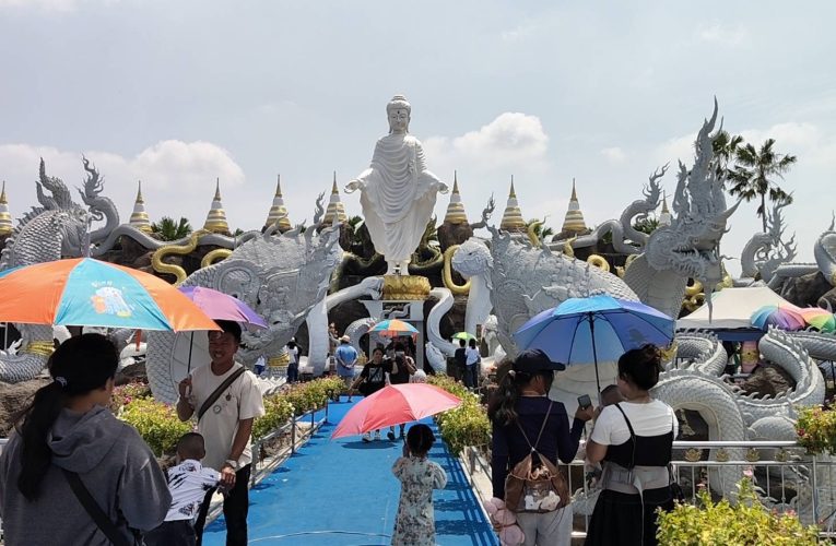 ปทุมธานี แม่ค้า TikTok ดวงเฮง! แก้บนท้าวเวสฯครั้งที่ 6 รับทรัพย์เกือบล้าน สาวทำพวงมาลัยกำมะหยี่เองยาว 2 เมตรแก้บนกระต่ายสุดรักหายป่วยโรคร้าย
