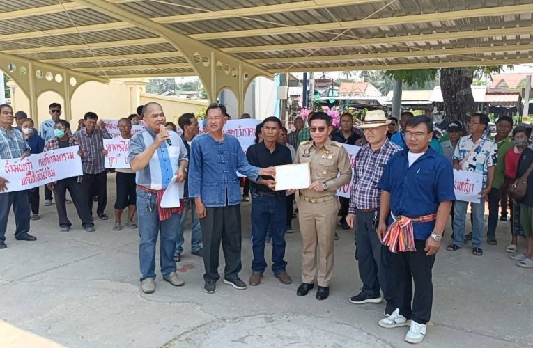 เกษตรกรจังหวัดอุตรดิตถ์ รวมตัวกันยื่นข้อเรียกร้องผ่านนายอำเภอพิชัยผ่านไปถึงนายกรัฐมนตรี