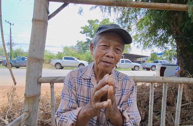 ปิกอัพดำจอดขวางหน้าตู้จ่ายน้ำมันข้ามคืน อ้างน้ำมันใกล้หมดจอดเข้าคิว ชาวนาวอนนายกหนูช่วยตรึงราคา