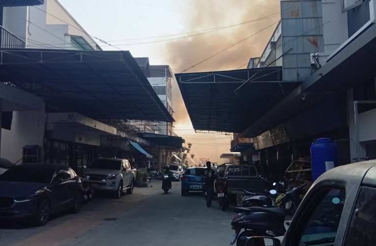 ระทึกเกิดเหตุ​ไฟไหม้ตึกแถว 4 คูหาย่านขนส่งช้างเผือก เชียงใหม่ เจ้าหน้าที่เร่งระดมฉีดน้ำสกัดเพลิงหวั่นลุกลาม
