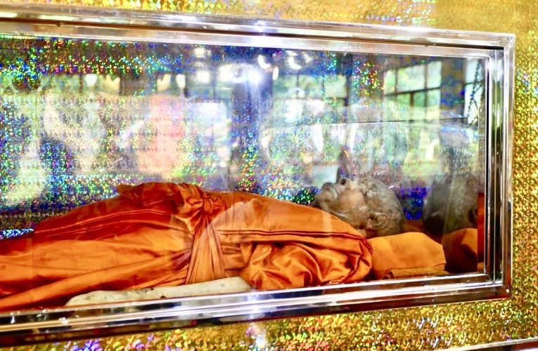 บรรยากาศพิธีบรรจุสรีรสังขารหลวงปู่แผ้ว ปวโร ลงในหีบโลงแก้ว