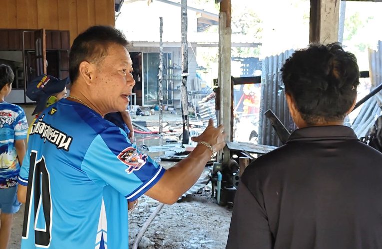 สุพรรณบุรีอากาศร้อนไฟฟ้าลัดวงจรเผาบ้านเก่าอายุกว่า50ปีวอดข้างบ้านขนลังปลากัดหนี