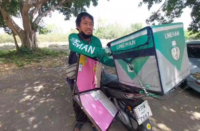 ลพบุรี – หนุ่มไลน์แมนสู้ชีวิตเลี้ยงลูกสองคนส่งของแล้วขายสลากกินแบ่งไปด้วย