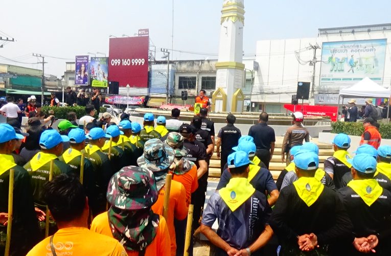 พิษณุโลก รวมพลังฉีดน้ำทำความสะอาดถนน ลดปัญหาฝุ่น เพิ่มความชุ่มชื้น เพื่อแก้ปัญหาฝุ่น PM2.5