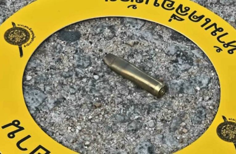 ฝ่ายความมั่นคง นำหมายจับบุกรวบอดีตนาวิกฯ ยศเรือโท พร้อมลูกชาย คดียิงถล่มรถหรู สส.กมลศักดิ์ ลีวาเมาะ ตามล่าอีก 2 “ยังคงปฏิเสธ”