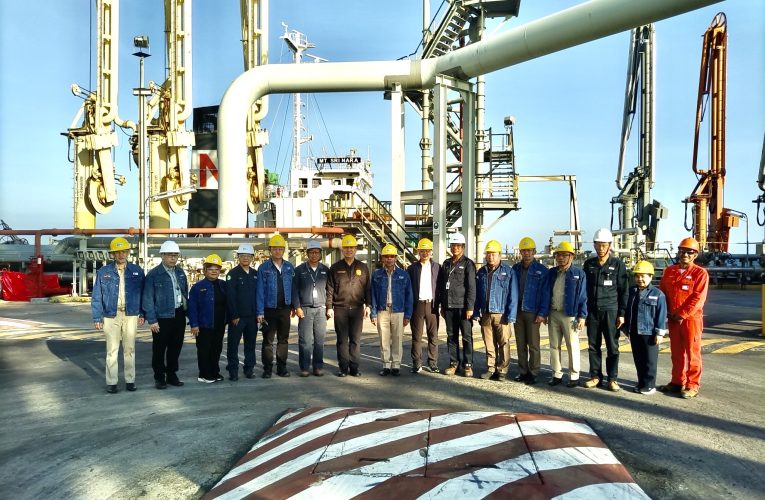 รมว.ยุติธรรม ลงพื้นที่ตรวจโรงกลั่นน้ำมัน บริษัทไออาร์พีซีฯ ยันไม่พบความผิดปกติการผลิตน้ำมันส่งคู่ค้า