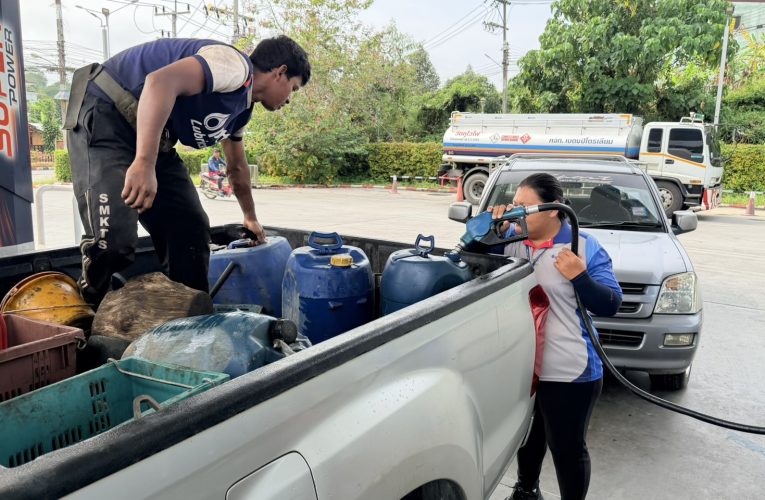 ยะลาปั๊มน้ำมันเบตงเปิดให้บริการตามปกติไร้คนต่อคิวยาวมีน้ำมันเติมทุกชนิดแต่คนเติมน้อยลงปัจจัยค่าครองชีพสูง