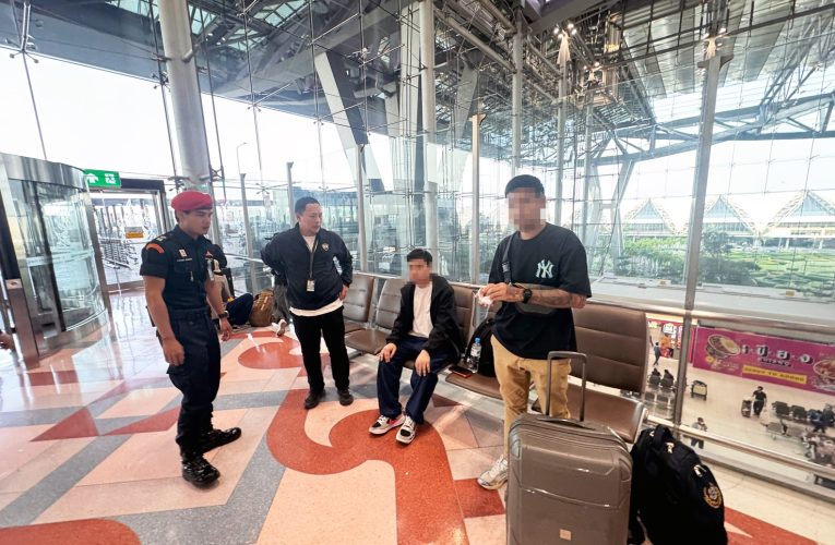 ชื่นชม เจ้าหน้าที่ท่าอากาศยานสุวรรณภูมิเข้าช่วยเหลือผู้โดยสารแสดงพฤติกรรมเสี่ยงอันตรายได้ทันท่วงที