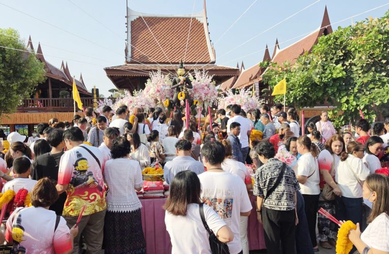 สุพรรณบุรี สาธุชนกว่า5000แห่ร่วมพิธีบวงสรวงปลุกเสกท้าวเวสสุวรรณหน้าทองคำ