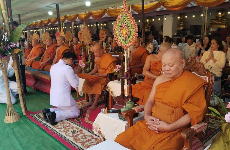 น่านประกอบพิธีทำบุญตักบาตร ในงานประเพณีหกเป็งนมัสการพระมหาธาตุเจ้าภูเพียงแช่แห้ง ประจำปี 2569 ถวายสักการะมหาบารมีองค์พระมหาธาตุเจ้าคู่บ้านคู่เมืองนครน่านอย่างยิ่งใหญ่