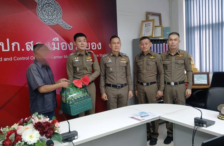 ระยอง หนุ่มใหญ่วัย 54 ปี โพสต์คลิปดูหมิ่นตำรวจด่านตรวจวัดแอลกอฮอล์และความมั่นคงกลางดึ่ก หอบกระเช้าไหว้สวยขอโทษ ถูกตำรวจแจ้งข้อหาดูหมิ่นเจ้าพนักงาน และหมิ่นประมาท