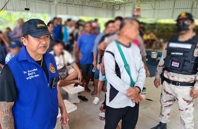 สุพรรณบุรีฝ่ายปกครองจังหวัดร่วมทหารบุกจับบ่อนไก่ชนนักพนัน วิ่งหนีกันชุลมุนรวบได้60คน