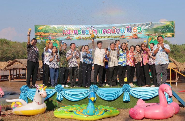 พิษณุโลก – เปิดจุดคลายร้อน เล่นน้ำท้ายเขื่อนแควน้อยบำรุงแดน นั่งแคร่แช่น้ำ